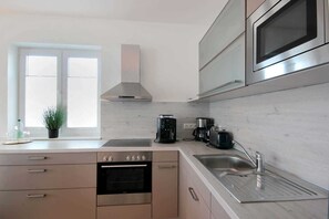 Kühlschrank, Mikrowelle, Ofen, Geschirrspüler