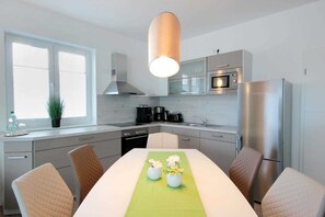 Kühlschrank, Mikrowelle, Ofen, Geschirrspüler