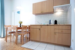 Fridge, coffee/tea maker, electric kettle, toaster - Villa Hans - 90446, Germany (Binz)