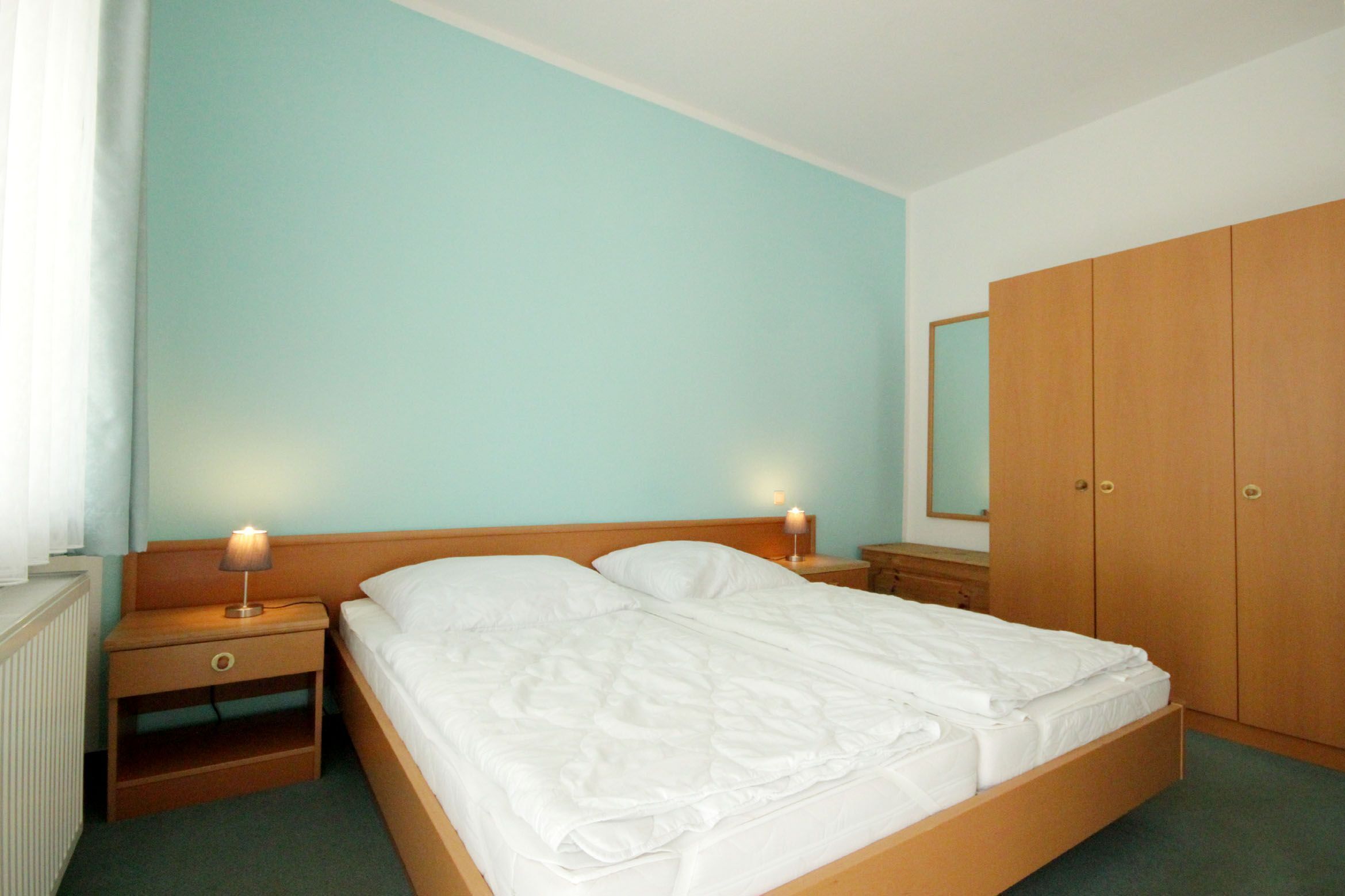 2 bedrooms, WiFi, alarm clocks