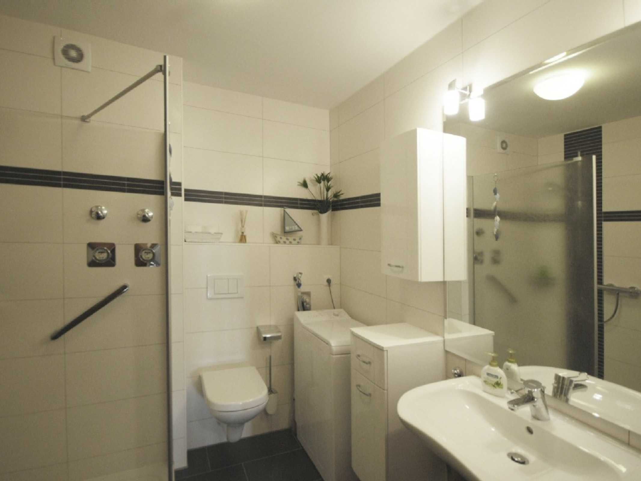 Ein Badezimmer mit Toilette, Waschbecken und Dusche.