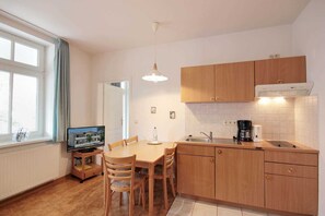 Kjøleskap, kaffetrakter/tekoker, vannkoker og brødrister