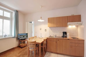 Kühlschrank, Wasserkocher mit Kaffee-/Teezubehör, Wasserkocher, Toaster