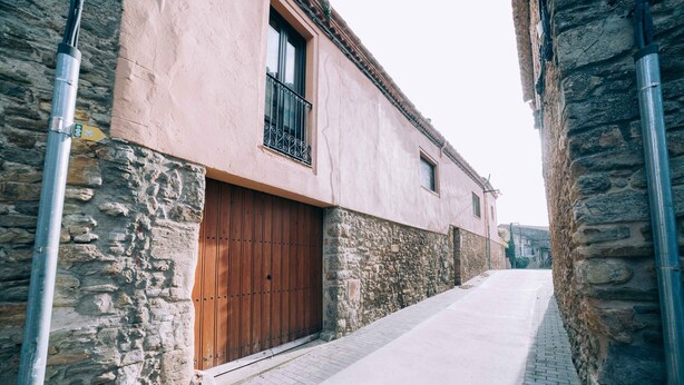 A narrow alleyway with stone walls and a wooden door. - House for 16 people Can Blay - private pool (Gualta)