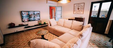 TV, lareira, pebolim, mesa de pingue-pongue