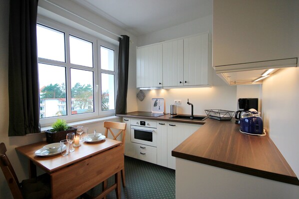Fridge, oven, dishwasher, coffee/tea maker