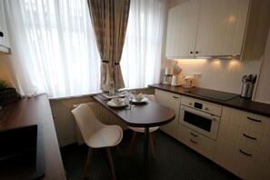 Fridge, oven, dishwasher, coffee/tea maker