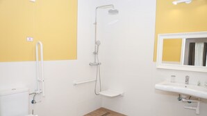 A bathroom with a toilet, a shower, and a sink. - Exterior studio adapted for 2 people (Madrid)