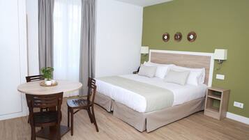 1 habitación y tabla de planchar con plancha