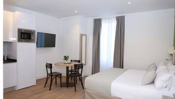 1 habitación y tabla de planchar con plancha