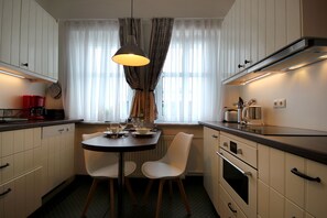 Fridge, oven, dishwasher, coffee/tea maker