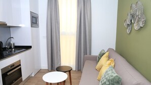 Eine moderne Wohnung mit Küche, Essbereich und Wohnzimmer.