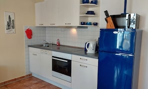 Fridge, oven, dishwasher, coffee/tea maker