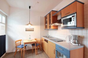 Réfrigérateur, micro-ondes, lave-vaisselle, cafetière/bouilloire