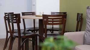 Ein Essbereich mit einem runden Tisch und vier Holzstühlen.