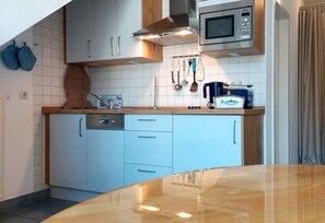 Kjøleskap, mikrobølgeovn, oppvaskmaskin og kaffetrakter/tekoker