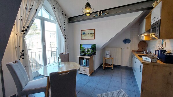 Køleskab, mikrobølgeovn, opvaskemaskine, kaffe-/temaskine