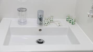 Secador de cabelo, toalhas de banho