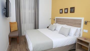 2 habitaciones y tabla de planchar con plancha