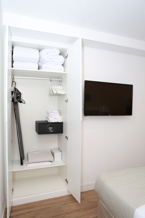 1 chambre, fer et planche à repasser, accès Internet