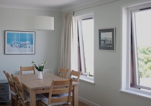 Cottage | In-room dining