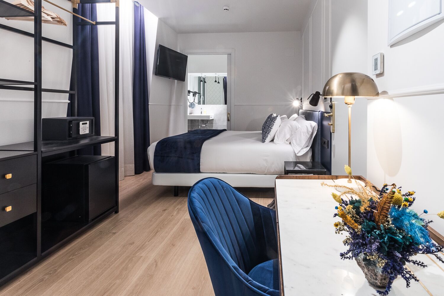 double room | 1 bedroom, minibar, in-room safe, desk