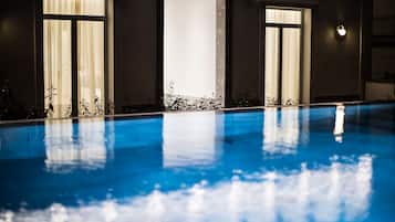 Una piscina al aire libre de temporada (de 10:00 a 21:00), sombrillas