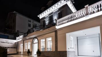 Fassade der Unterkunft – Abend/Nacht
