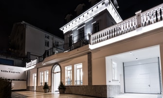 Fachada de la propiedad por la tarde o noche