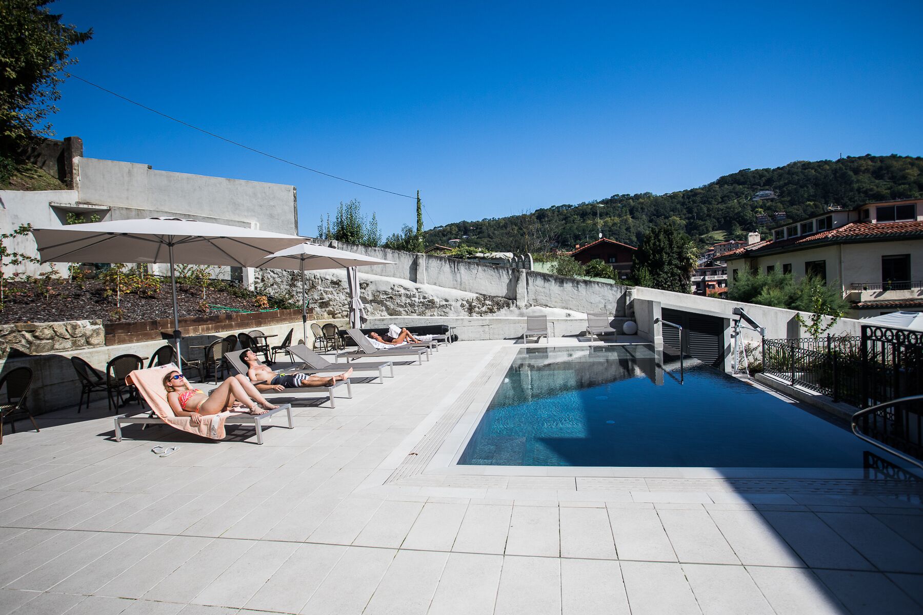 Außenpool (je nach Saison geöffnet), Liegestühle