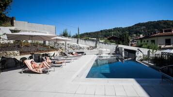 Außenpool (je nach Saison geöffnet), Liegestühle