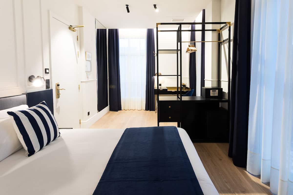 double room | 1 bedroom, minibar, in-room safe, desk