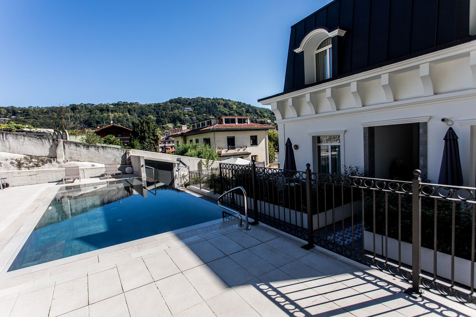 Piscine extérieure (ouverte en saison), chaises longues