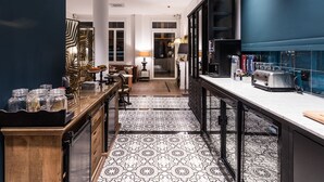 Una cocina moderna con una isla central, una cafetera y un tostador.