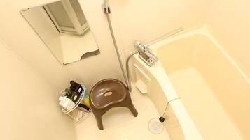 Family House | Bathroom | Combined shower/bathtub, free toiletries, hair dryer, slippers