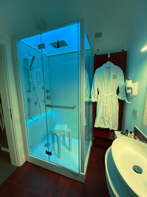 Luxury Double Room | Bathroom | Hydromassage showerhead, designer toiletries, hair dryer, bathrobes - Anfiteatro Le Suites (Catania)
