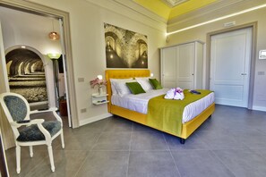 Un dormitorio moderno con una cama, una silla y un cuadro en la pared.