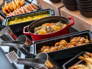 Daily buffet breakfast (JPY 1000 per person)