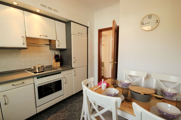 Fridge, oven, dishwasher, coffee/tea maker
