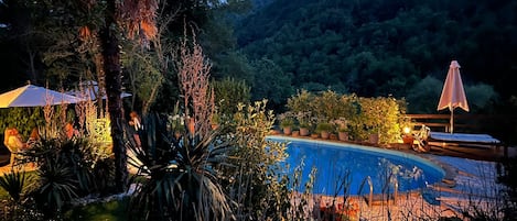 Una piscina al aire libre