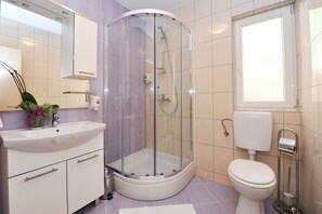 Dusche, Haartrockner, Handtücher, Seife