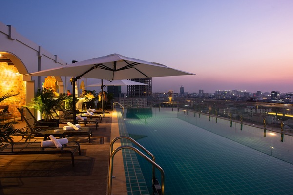 Outdoor pool, sun loungers