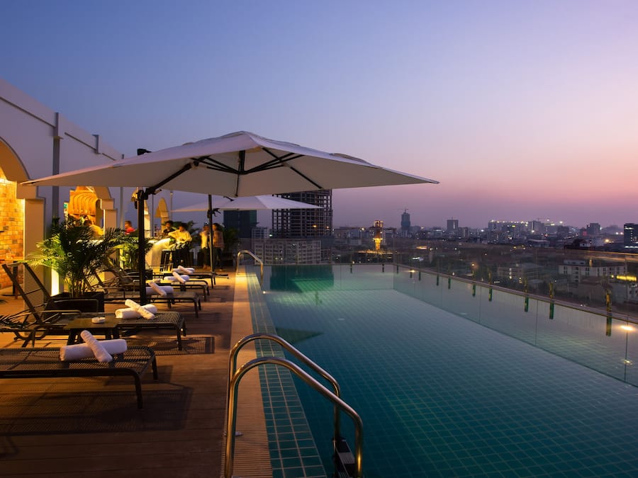 Piscina externa, espreguiçadeiras