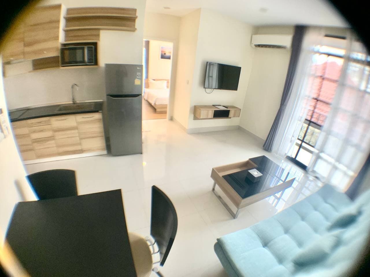 Un apartamento moderno con cocina, comedor y sala de estar.