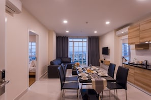 Apartament familiar, 2 dormitoris | Zona de menjador de l'habitació