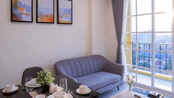 Apartamento superior, 1 habitación | Sala de estar | Smart TV de 40 pulgadas con canales por cable, una televisión