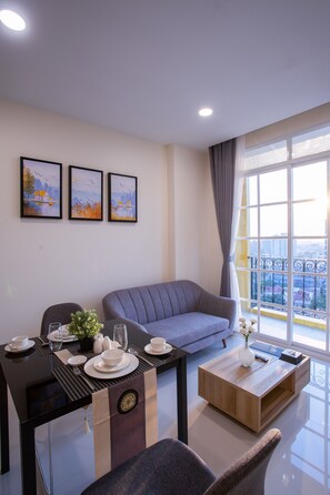 Apartamento superior, 1 quarto | Sala de estar | Smart TV 40 polegadas com canais a cabo, TV, lareira