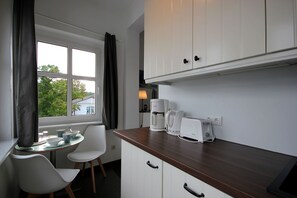 Kühlschrank, Ofen, Geschirrspüler, Wasserkocher mit Kaffee-/Teezubehör