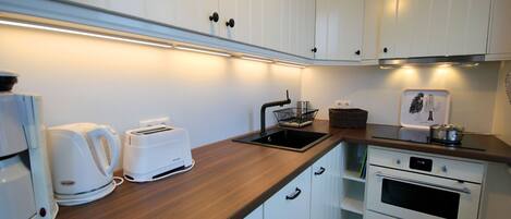 Køleskab, ovn, opvaskemaskine, kaffe-/temaskine