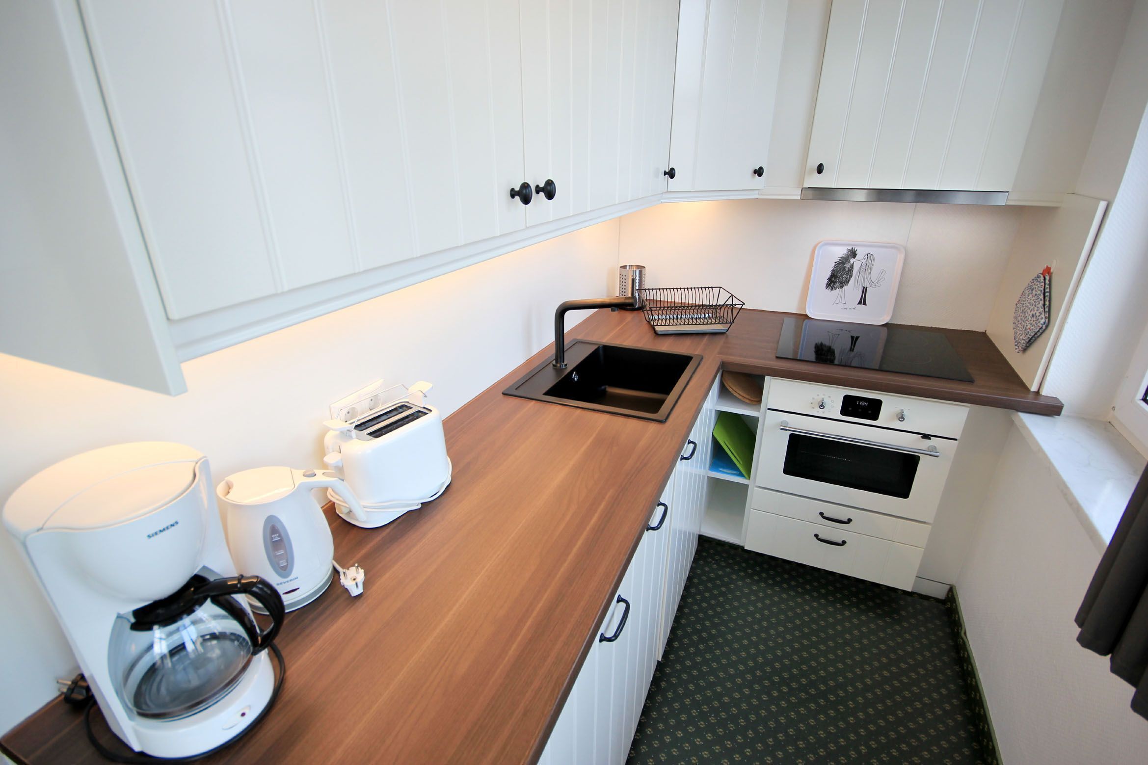 Kühlschrank, Ofen, Geschirrspüler, Wasserkocher mit Kaffee-/Teezubehör